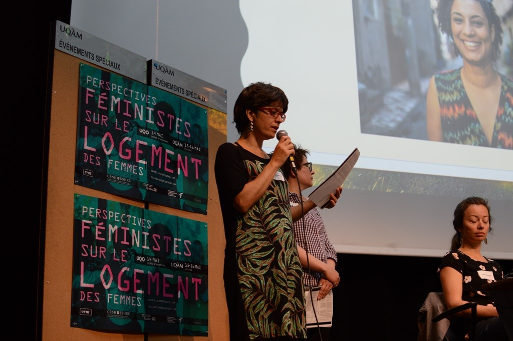 Hommage à la mémoire de Marielle Franco, conseillère municipale de Rio de Janeiro, présenté par Diana Helene Ramos, post doctorante de l’Université fédérale de Rio de Janeiro. À l’arrière-plan, Marie-Neige Laperrière (UQO), l’une des organisatrices du colloque Crédits photo : Antoine Morin, 2019