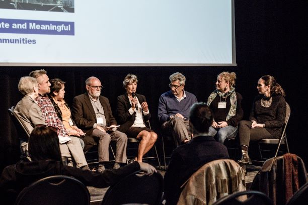 Panel de discussion Visions d’avenir : vers de véritables territoires d’habitation nordiques. Sur la photo (de gauche à droite) : Denise Piché, Paul Parsons, Hilda Snowball, Robert Sauvé, Harriet Burdett-Moulton, Vikram Bhatt, Ellen Avard et Lola Sheppard Crédits photo : Antonin Boulanger-Cartier, 2019