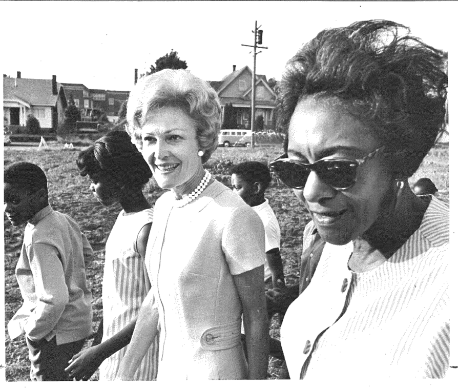 Viviane Barnett (à droite) avec la première dame des États-Unis, Pat Nixon, aux jardins de Green Fingers. The Oregonian, le 17 juin 1969, p.1. Photo par Bruce McCurtain et propriété de l’Oregonian Publishing Co.