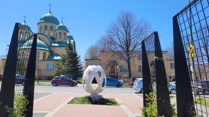 Exemples d’éléments ukrainiens dans Rosemont pysanka (oeuf de Pâques ukrainien) et Cathédrale orthodoxe ukrainienne Sainte-Sophie