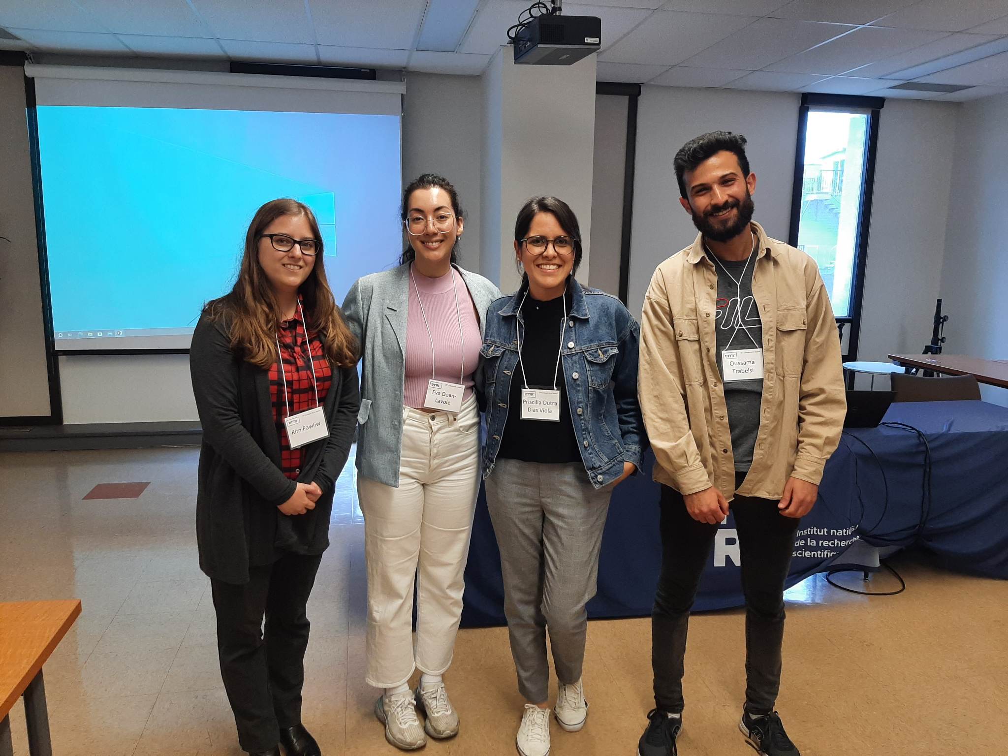 Récipiendaires du 20e Colloque de la Relève VRM De gauche à droite: Kim Pawliw (3e prix), Eva Doan-Lavoie (2e prix), Priscilla Dutra Dias Viola (1er prix) et Oussama Trabelsi (2e prix) Crédits photo : Salomé Vallette, 2023