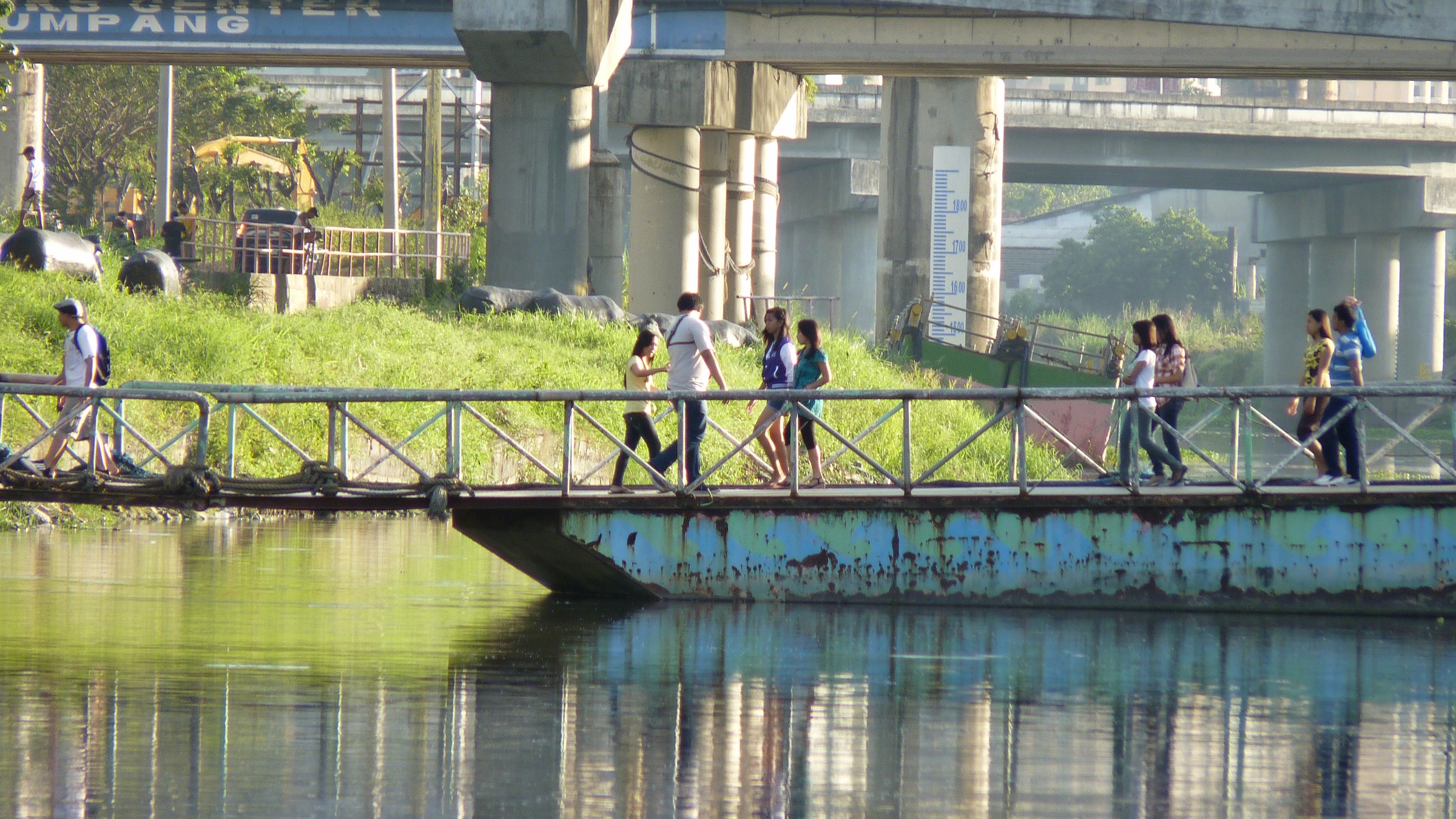 Passerelle piétonne au-dessus de la rivière Marikina (Marikina, Philippines)