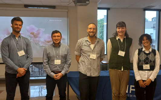 Récipiendaires du 21e Colloque de la Relève VRM. De gauche à droite: Sébastien Ferrand (3e prix), Diego Andres Cardenas Morales (2e prix), Hugues Lefebvre Morasse (Prix Jean-Pierre Collin), Roxane Bédard (1er prix) et Celia Benhocine (3e prix) Crédits photo : Salomé Vallette, 2024