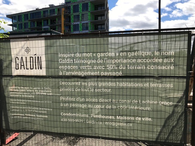 Affiche du projet Galdìn utilisant les espaces verts pour faire la promotion de logements de luxe Crédits photo : Étienne Tardif-Paradis, 2021