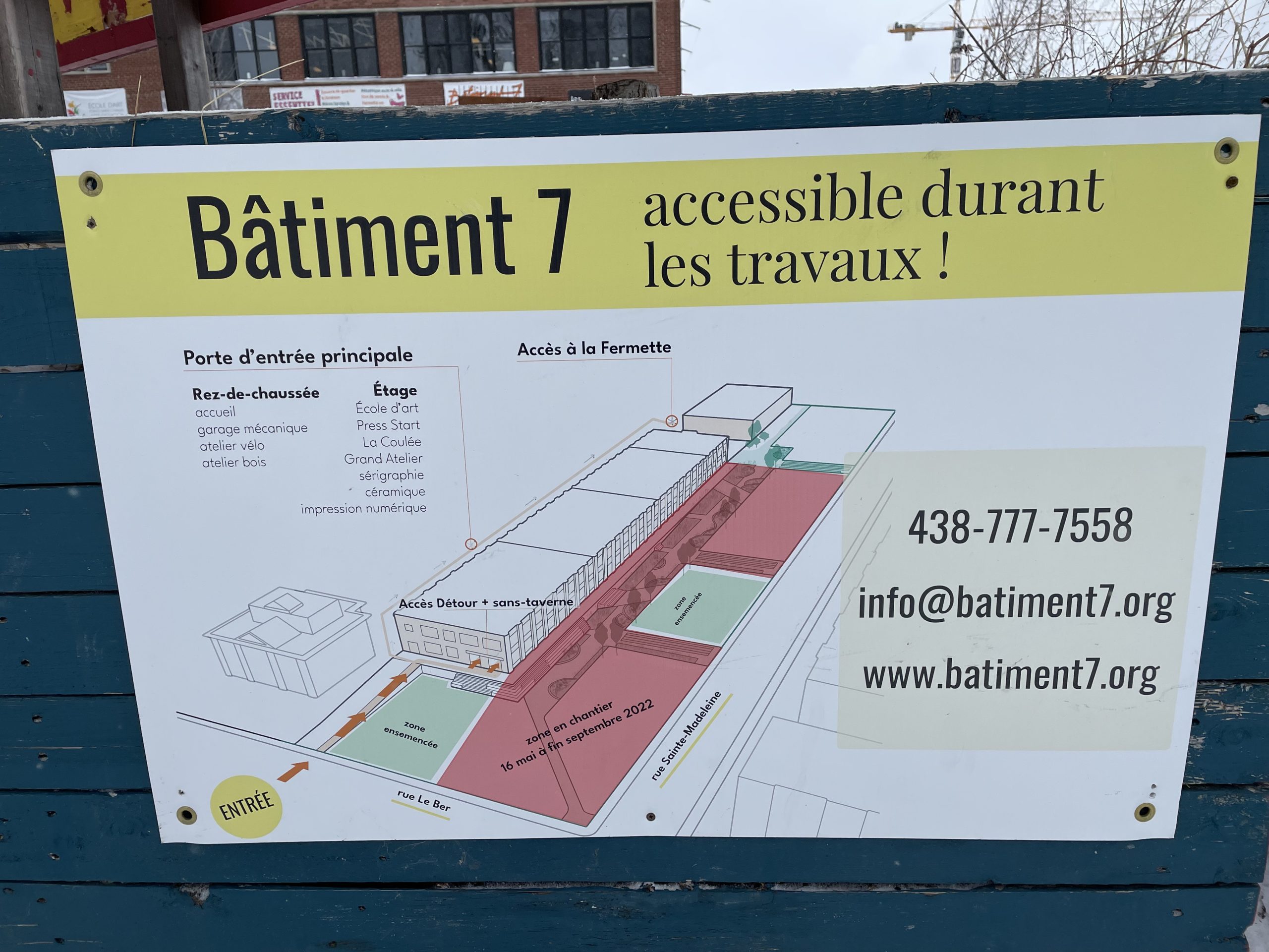 Affiche indiquant l’ouverture du Bâtiment 7 pendant les travaux Crédits photo : Sylvain Lefèvre, 2022