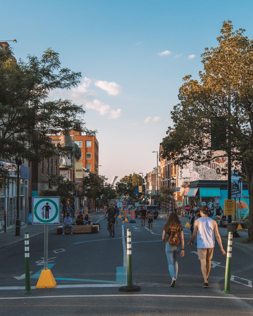 Présence d’arbres dans un aménagement urbain favorisant la mobilité active Crédits photo : Unsplash / Jamshed Khedri