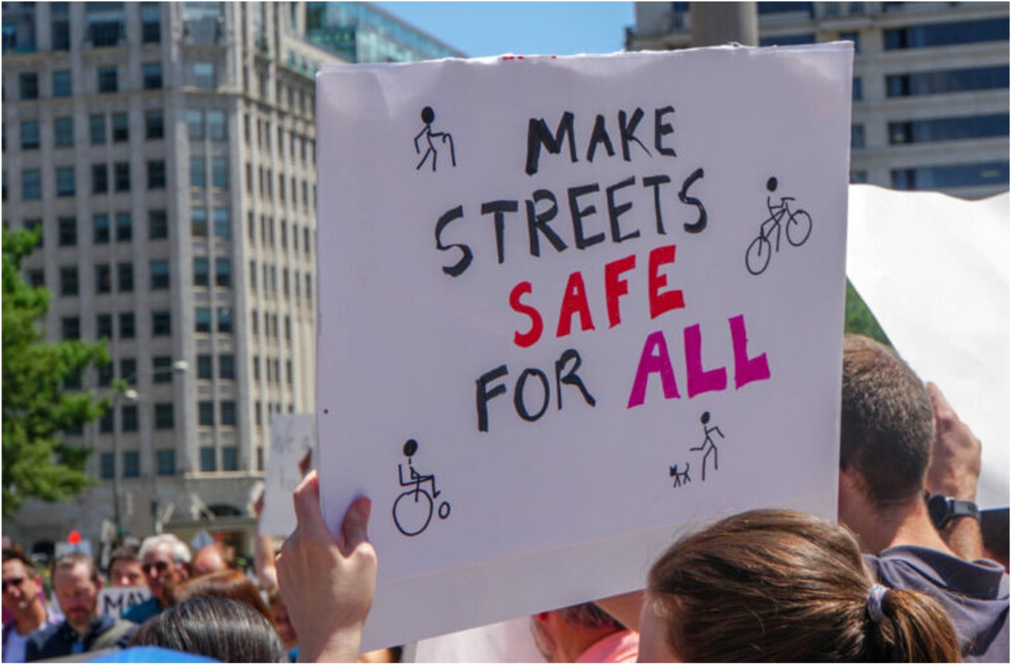 Affiche sur laquelle il est inscrit « Make streets safe for all », tenue par une manifestante.