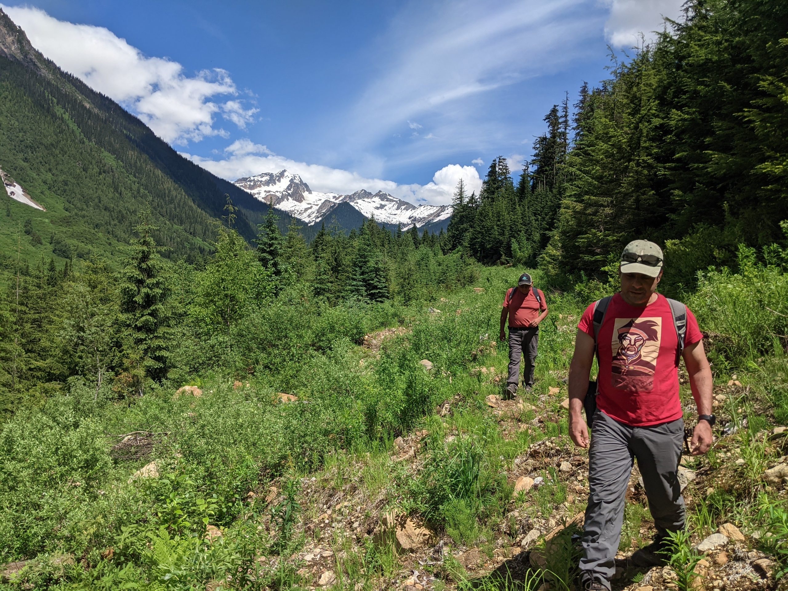 Photo de l’aîné Rob Edward et de Rob Serrouya marchant dans les montagnes près de Revelstoke, en Colombie-Britannique. Crédits photo : Maureen Nadeau