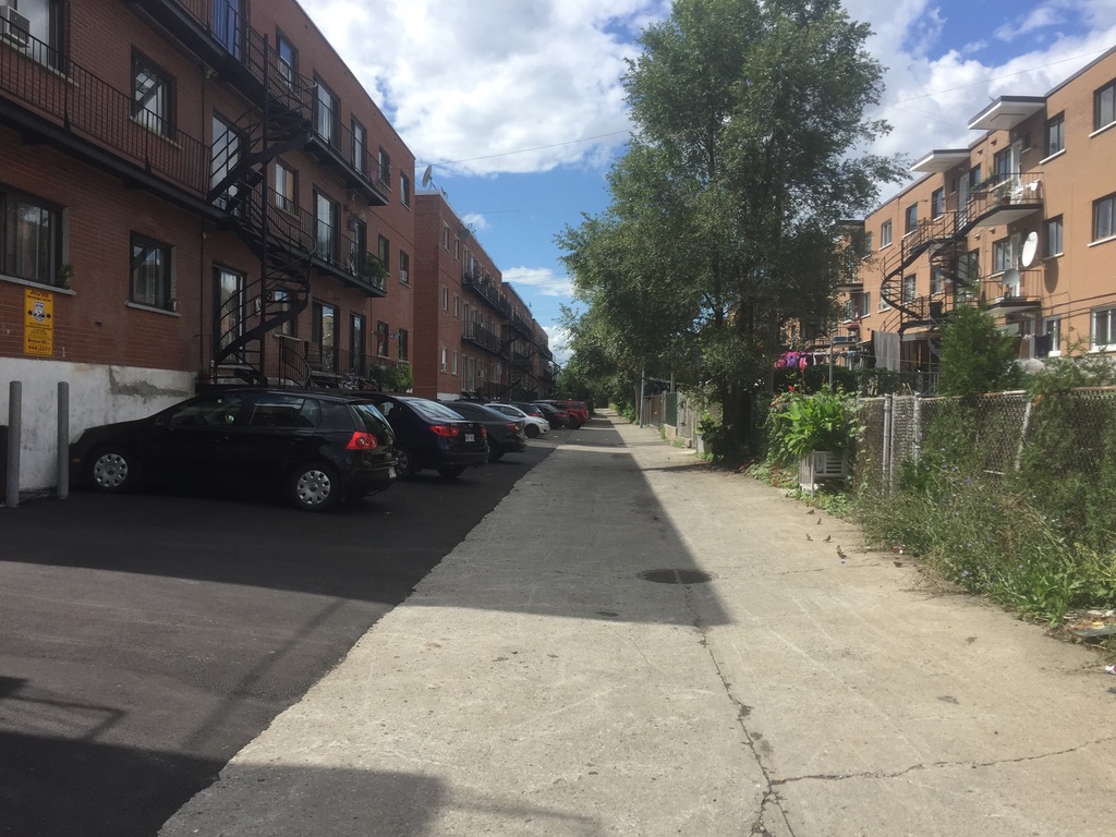 Exemples de ruelles vertes dans le Programme Ruelle Verte de la Ville de Montréal avec des caractéristiques contrastées Crédits photo : Alexandre Rocheleau