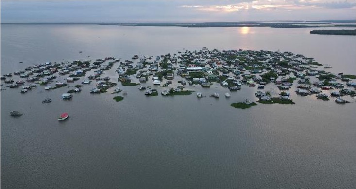 Communauté palafittique sur l’eau salée de Nueva Venecia, côte nord de la Colombie. Prise par drone.