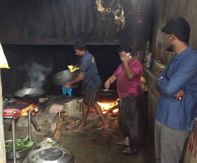 Vente de momos à Delhi. Ce vendeur installe son stand vers 15 heures et termine vers 21 heures.
Crédits photos : Nipesh Palat Narayanan, 2023