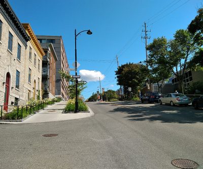 Segment de la rue Salaberry (Québec) dont le réaménagement a été effectué en 2017-2018, selon les principes des rues conviviales. Crédits photo : Francis Marleau-Donais.