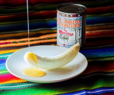 Photographie de l’exposition ÉTRANGEr. « Trois objets simples mais puissants : le tissu mexicain, la banane et le sirop d’érable »