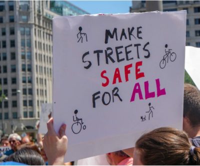 Poster reading « Make streets safe for all », held by a protester. Source: Abigail Grimminger, 2022