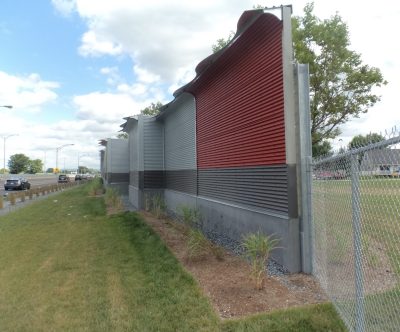 Écran antibruit situé aux abords de la R-116, dans l’agglomération de Longueuil (arrondissement Saint-Hubert)
Crédits photo : Ministère des Transports du Québec (MTQ)