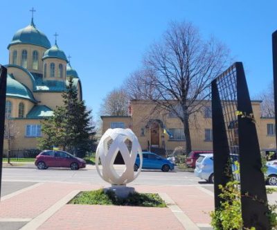 Exemples d’éléments ukrainiens dans Rosemont : pysanka (oeuf de Pâques ukrainien) et Cathédrale orthodoxe ukrainienne Sainte-Sophie
Crédits photo : Kiw Pawliw