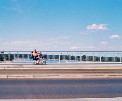 Une personne conduisant un tricycle sur une route Source : Chris Weiher, 2022