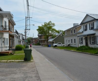 Vue de l’avenue Royale dans l’arrondissement Beauport à Québec. Les environnements anciens présentent souvent une densité du cadre bâti supérieure aux nouvelles banlieues Crédits photo : Laurent Généreux