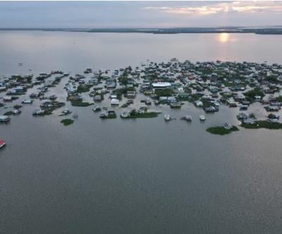 Communauté palafittique sur l’eau salée de Nueva Venecia, côte nord de la Colombie. Prise par drone.