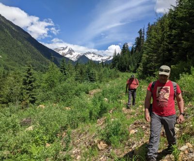 Photo de l’aîné Rob Edward et de Rob Serrouya marchant dans les montagnes près de Revelstoke, en Colombie-Britannique. Crédits photo : Maureen Nadeau