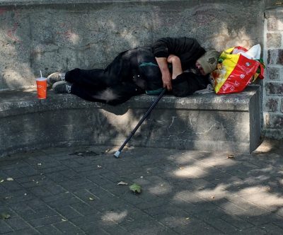 Personne en situation d’itinérance dormant sur un banc public, Montréal
Crédits photo : Michel Parazelli, 2014