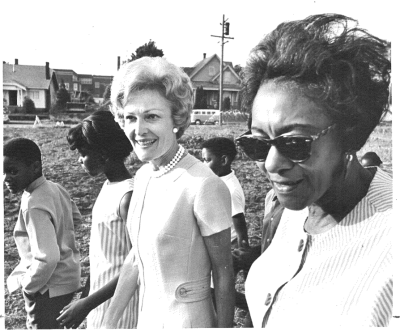 Viviane Barnett (à droite) avec la première dame des États-Unis, Pat Nixon, aux jardins de Green Fingers. The Oregonian, le 17 juin 1969, p.1. Photo par Bruce McCurtain et propriété de l’Oregonian Publishing Co.